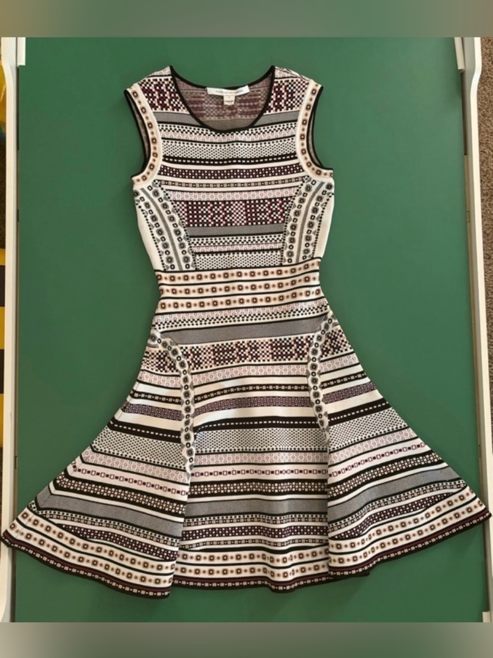 Diane Von Furstenberg Size S Sleeveless Patterned Fit-and-Flare Dress